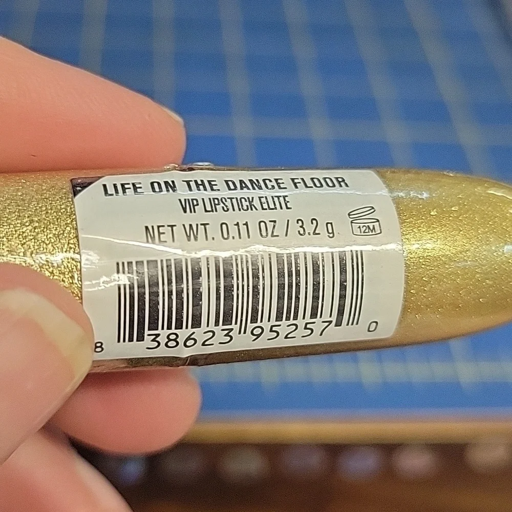 Makeup Revolution London Life On The Dancefloor VIP Lipstick Elite V4